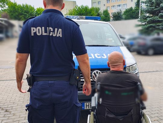 17-latek stał na czatach, ojczym kradł z półek, a wujek-inwalida chował towar w plecaku