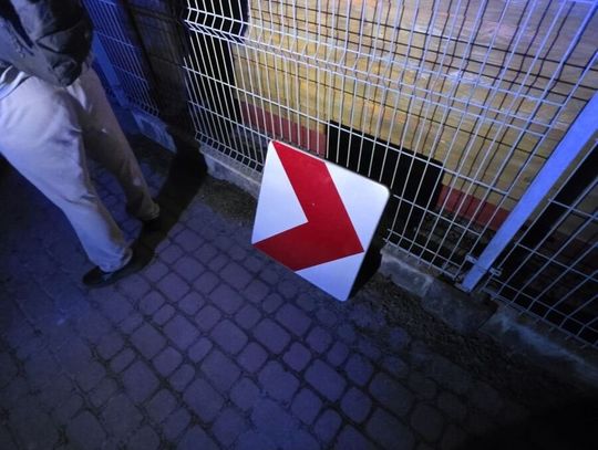 17-latek szedł przez miasto ze znakiem drogowym. Tłumaczył, że chce sobie udekorować pokój 17-latek szedł przez miasto ze znakiem drogowym. Tłumaczył, że chce sobie udekorować pokój