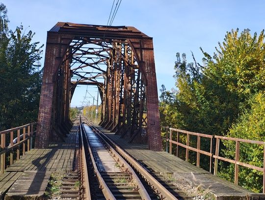 17-latek wdrapał się na most kolejowy. Został porażony prądem i spadł z wysokości kilku metrów
