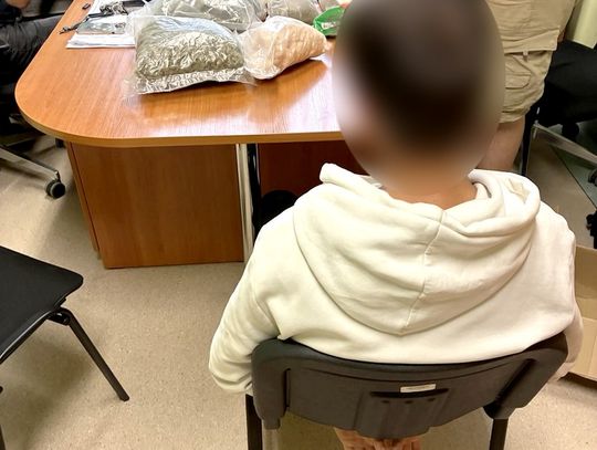17-latek wiózł kilogram marihuany. Po wpadce policjanci dotarli do 24-letniego dostawcy