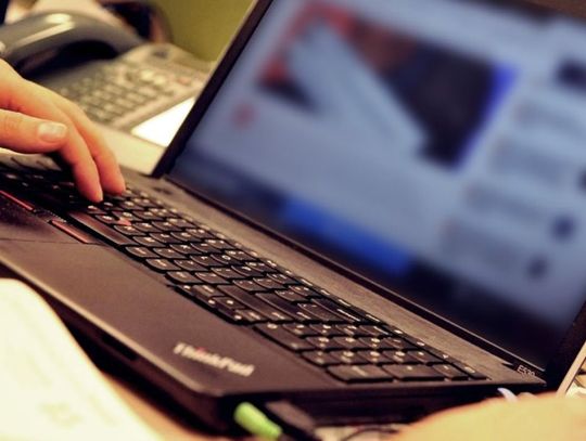 17-latek zakładał konta na portalu i słał groźby do znajomej. Młody hejter stanie przed sądem