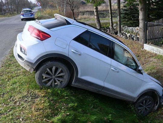 17-latek zwinął auto rodzicom, żeby zaimponować dziewczynie. Przejażdżka zakończyła się w rowie