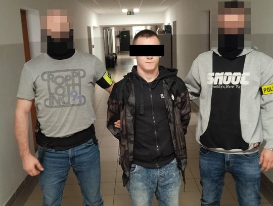 17-latka uciekła z domu, policjanci znaleźli ją u poszukiwanego za dilerkę 19-latka