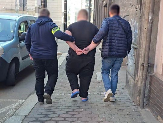 17-letni diler aresztowany na trzy miesiące. W czasie nalotu policji wyrzucił narkotyki przez okno