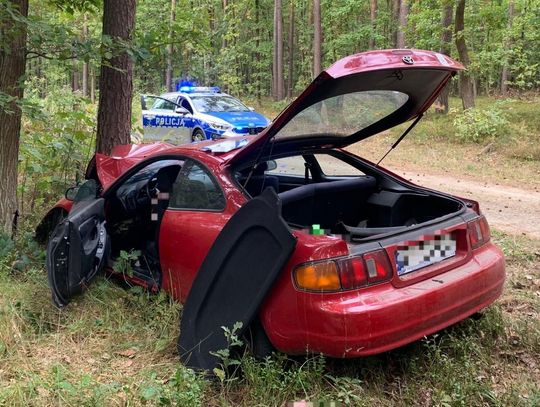 18-latek bez prawa jazdy rozbił toyotę na leśnej drodze. Trójka nastolatków trafiła do szpitala