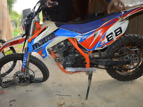 18-latek bez prawka jeździł crossem po polnej drodze. Wjechał w słup energetyczny i stertę gruzu