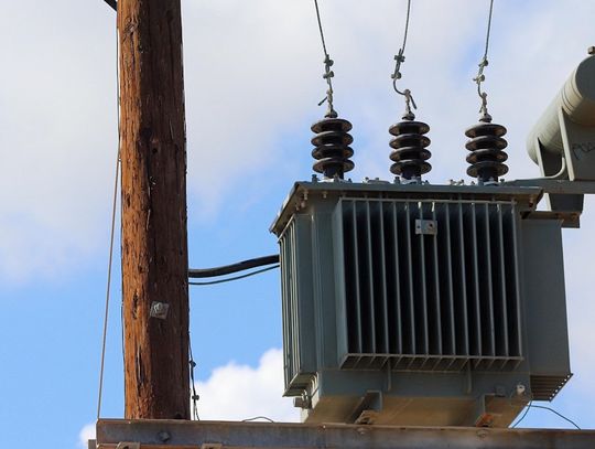 18-latek celowo odcinał zasilanie w mieście. Policjantom tłumaczył, że lubi "manipulować prądem"