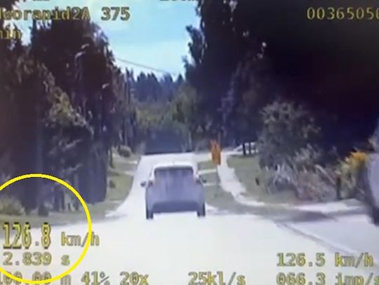 18-latek jechał przez wieś z prędkością 126 km/h. Stracił prawko, które miał od czterech dni