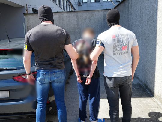 18-latek ocknął się i zaatakował ratowników medycznych. Przyjechali mu pomóc, bo leżał na chodniku