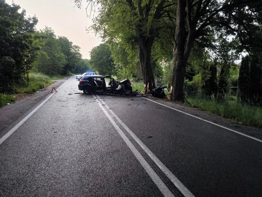 18-latek nad ranem pędził ze znajomymi wiejską drogą. BMW rozbiło się na drzewie