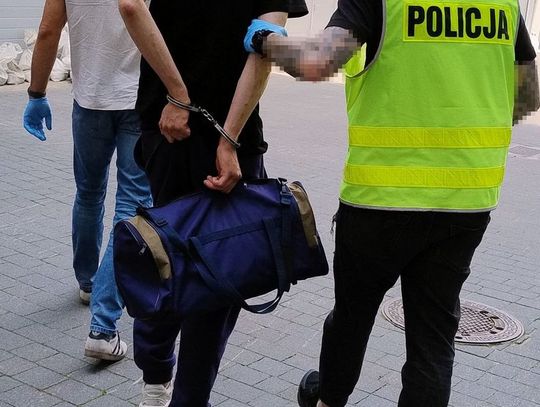 18-latek pogryzł ochroniarza w galerii handlowej. Próbował wyjść ze sklepu w damskich koszulkach