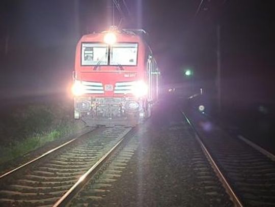 18-latek potrącony przez pociąg. Poszkodowany nastolatek został zabrany do szpitala