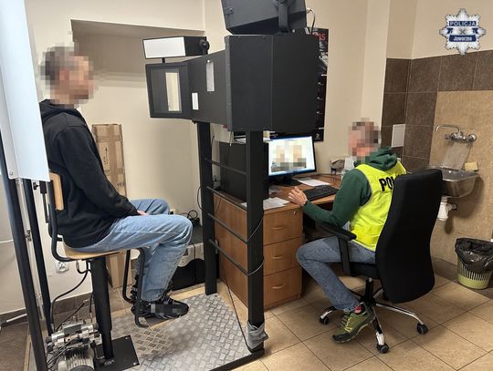 18-latek przyszedł do oszukanej kobiety po 50 tysięcy złotych. Wpadł w zasadzkę policji