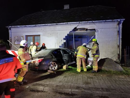 18-latek stracił panowanie nad BMW i przebił ścianę domu. Ranny nastolatek trafił do szpitala
