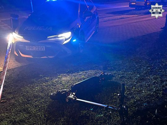 18-latek uciekał hulajnogą przed policją. Po zderzeniu z radiowozem trafił do szpitala