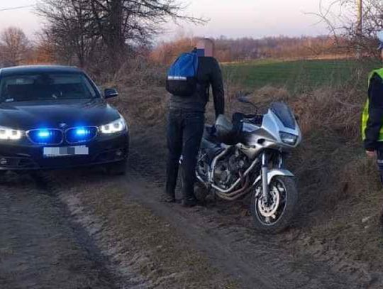18-latek uciekał yamahą przed policyjnym BMW. Pościg zakończony na polnej drodze