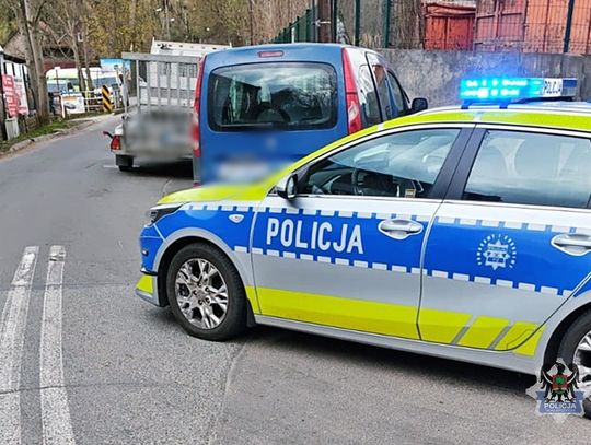 18-latek ukradł auto, rozbił je na płocie i uciekł do karetki. Był pijany i nie miał prawa jazdy 18-latek ukradł auto, rozbił je na płocie i uciekł do karetki. Był pijany i nie miał prawa jazdy