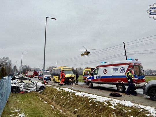 18-latek w BMW wyjechał na czołówkę z autobusem. Ciężko rannego kierowcę zabrał śmigłowiec LPR