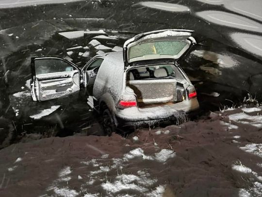 18-latek w golfie najpierw uderzył w bmw, a potem wpadł do zamarzniętego stawu. Jechał za szybko