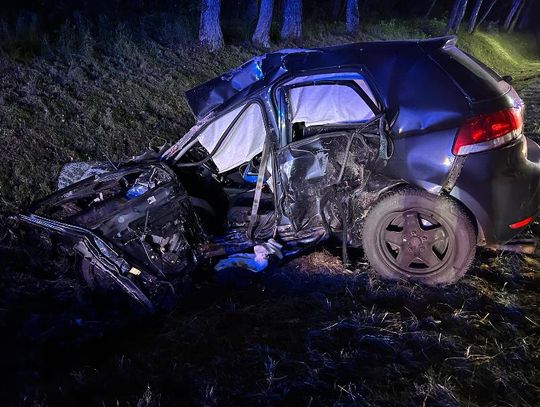 18-latek w golfie zjechał na czołówkę z mitsubishi. Młody kierowca zginął na miejscu