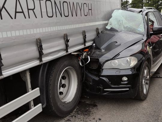 18-latek wbił się BMW w naczepę ciężarówki. Chłopak ma szczęście, że przeżył