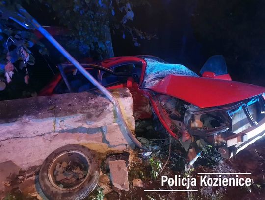 18-latek wjechał audi w betonowe ogrodzenie. W wyniku wypadku ranna została 17-letnia pasażerka