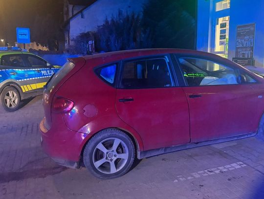 18-latek wjechał autem w sklep i uciekł. Nie miał prawa jazdy, za to wydmuchał ponad 2,5 promila