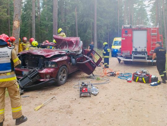 18-latek wjechał dodgem w drzewo. Podróżujący z nim kolega został zabrany do szpitala