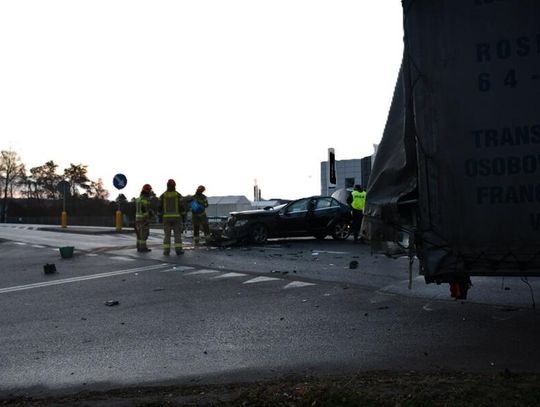 18-latek wjechał mercedesem w tył ciężarówki. W wypadku zginęła 16-letnia pasażerka [FOTO]