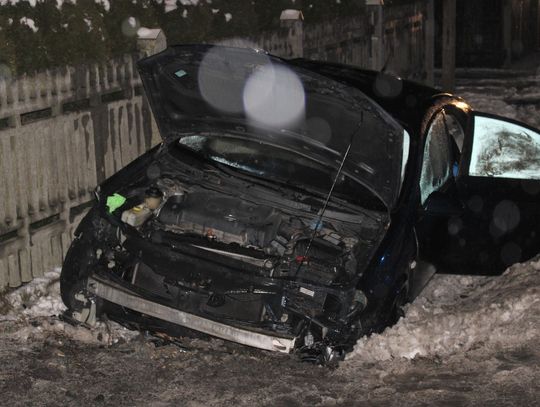 18-latek z Ukrainy wjechał nissanem w betonowy mostek. W wypadku ranna została 14-letnia dziewczyna 18-latek z Ukrainy wjechał nissanem w betonowy mostek. W wypadku ranna została 14-letnia dziewczyna