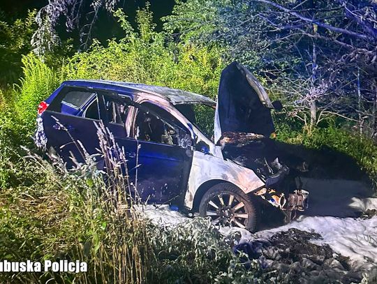 18-latek zabrał cudze auto i ruszył bez prawa jazdy. Skończył na drzewie, samochód spłonął