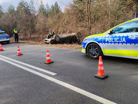 18-latek zabrał koleżankę na przejażdżkę. Skończyło się dachowaniem i wizytą w szpitalu