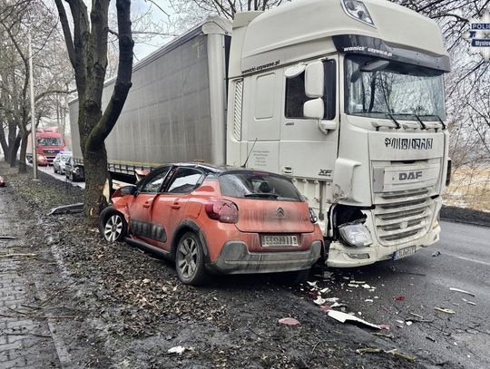 18-latek zasłabł za kierownicą. Citroen zderzył się czołowo z ciężarówką, po czym wjechał w drzewo