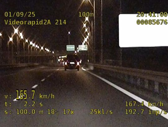 18-latek zatrzymany sześć godzin po zdaniu na prawo jazdy. Jechał z prędkością 165 km/h
