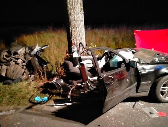 18-latek zginął w wypadku samochodowym. Jego bmw uderzyło w drzewo