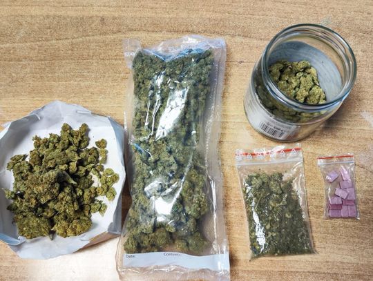 18-latek złapany na gorącym uczynku. W biały dzień sprzedawał narkotyki na ulicy