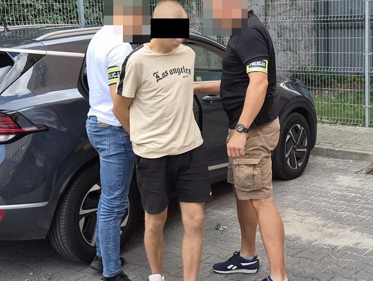 18-latek zrobił nocną demolkę na parkingu. Potem zerwał kontakt z rodziną i uciekł do innego miasta