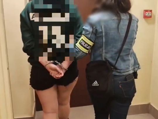 18-latka aresztowana za brutalne pobicie mężczyzny. Kopała go na ulicy i uderzyła szklaną butelką