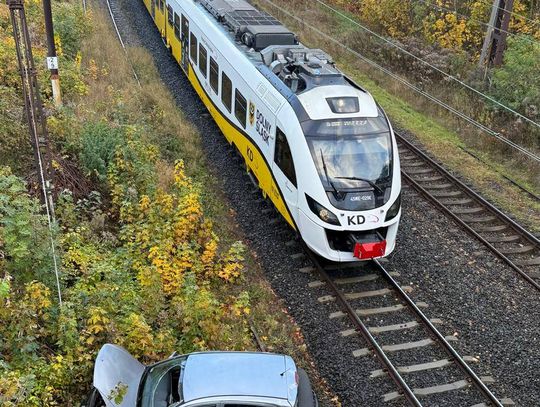 18-latka w oplu wpadła w poślizg. Auto przebiło bariery i spadło z wiaduktu w okolice torów