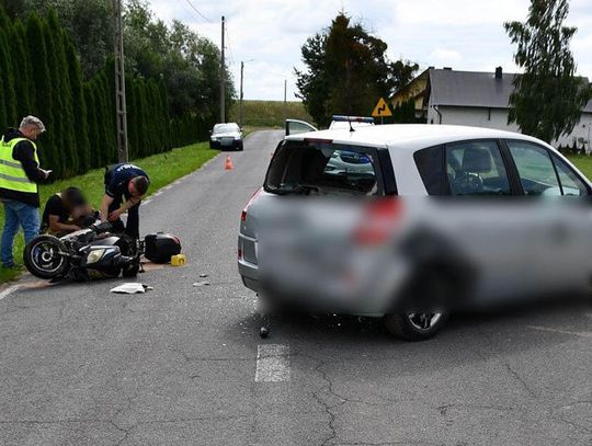 18-latka w Renault chciała wyjechać na drogę, ale nie zauważyła, że jedzie nią motorowerzysta. Doszło do zderzenia
