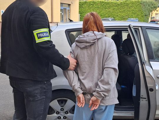 18-letnia złodziejka ukrywała się u 33-letniego kolegi. W mieszkaniu policjanci znaleźli mefedron