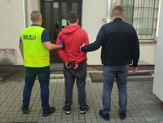 18-latkowie ukradli auto sąsiadowi. Po przejechaniu kilku kilometrów zakopali się na polnej drodze