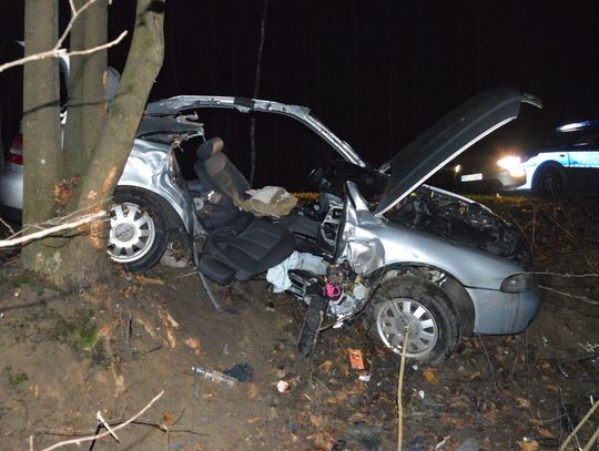 18-letni kierowca audi z impetem wjechał w drzewo. Zginęła 13-letnia pasażerka, chłopak jest w ciężkim stanie