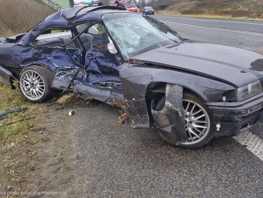 18-letni kierowca BMW ciężko ranny po zderzeniu trzech osobówek. Lądował śmigłowiec LPR 18-letni kierowca BMW ciężko ranny po zderzeniu trzech osobówek. Lądował śmigłowiec LPR