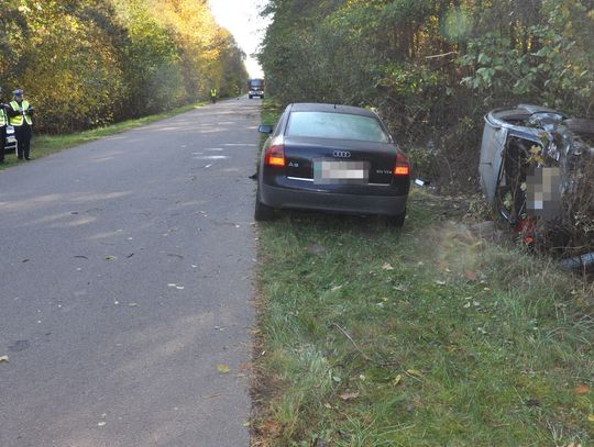 18-letni kierowca chciał ominąć sarnę, zjechał do rowu i dachował. W wypadku zginął pasażer [FOTO]