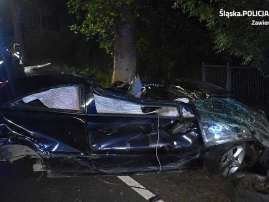 18-letni kierowca wjechał w przepust i drzewo, a potem dachował. Trzy osoby zostały ranne [FOTO]