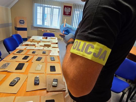 18 telefonów zabezpieczonych u 21-latka. Miał oszukiwać na wynajmie apartamentów
