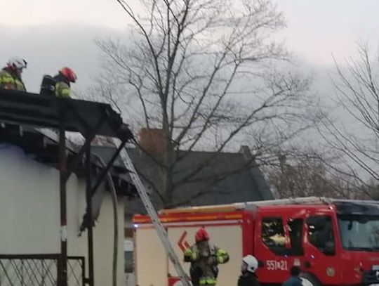 19-latek bawił się fajerwerkami, od rzuconej petardy zapalił się dach kotłowni