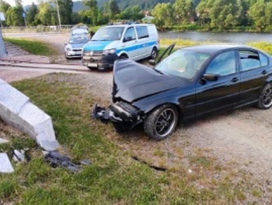 19-latek bez prawka rozbił BMW podczas driftowania. Dwie osoby trafiły do szpitala
