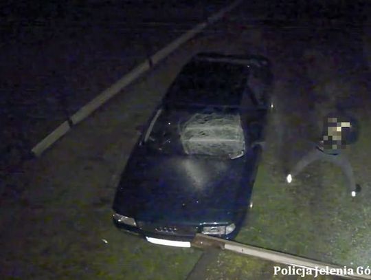 19-latek chciał zrobić na złość sąsiadowi, z którym był skłócony. Kilka razy uszkodził jego auto